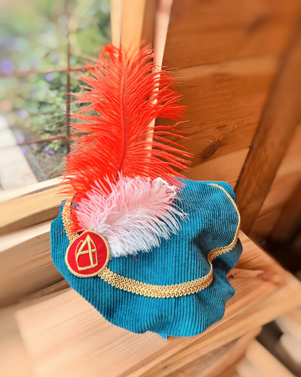 Kleurrijke Pietenmuts Blauw met Sint logo personaliseerbaar