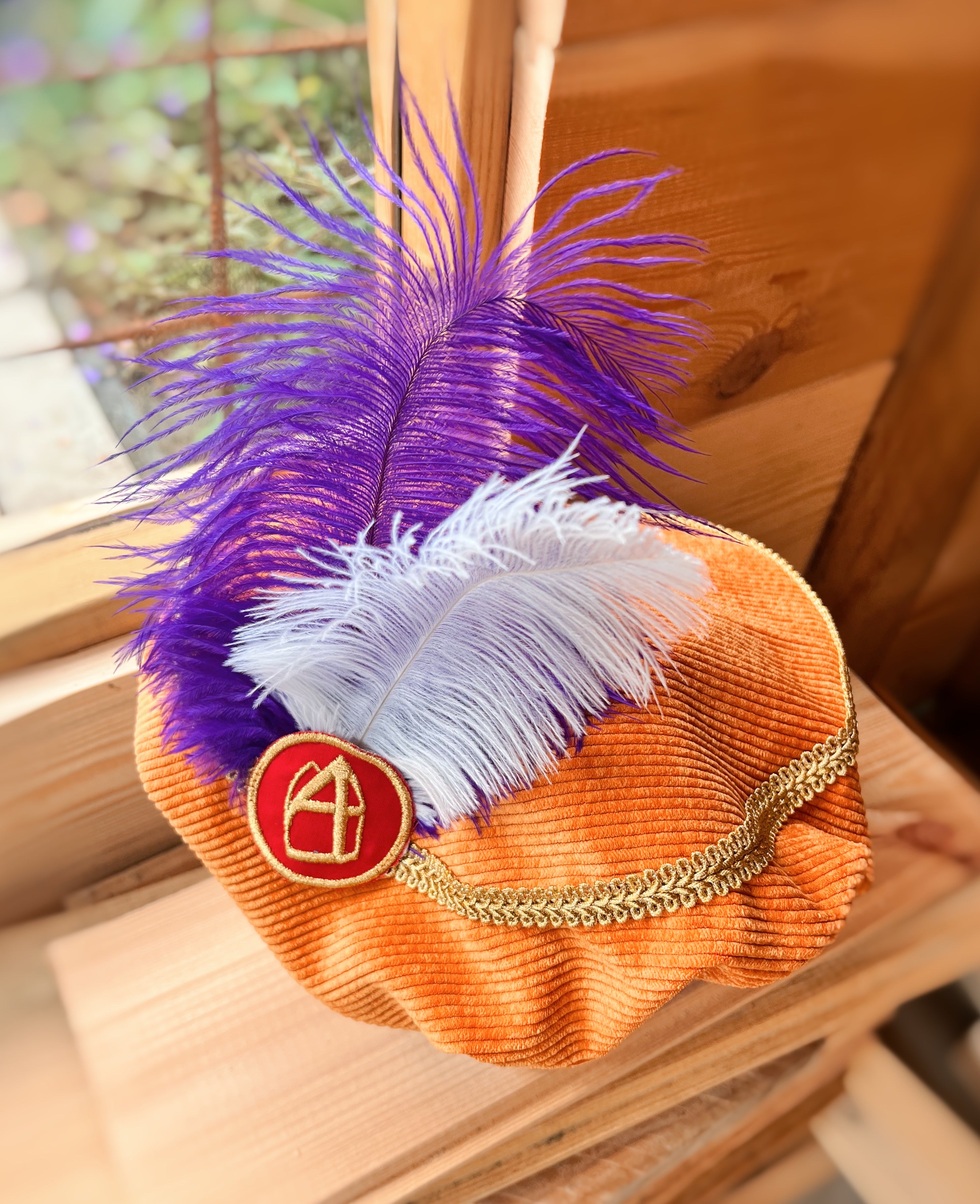 Kleurrijke Pietenmuts Oranje met Sint logo personaliseerbaar