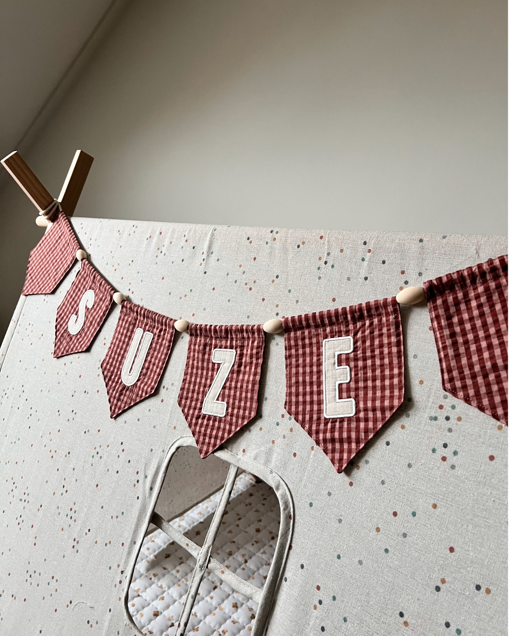 Close up Vlaggenlijn met naam Tea Rose Outline Round