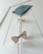 Geborduurde linnen wandhanger vlieger details