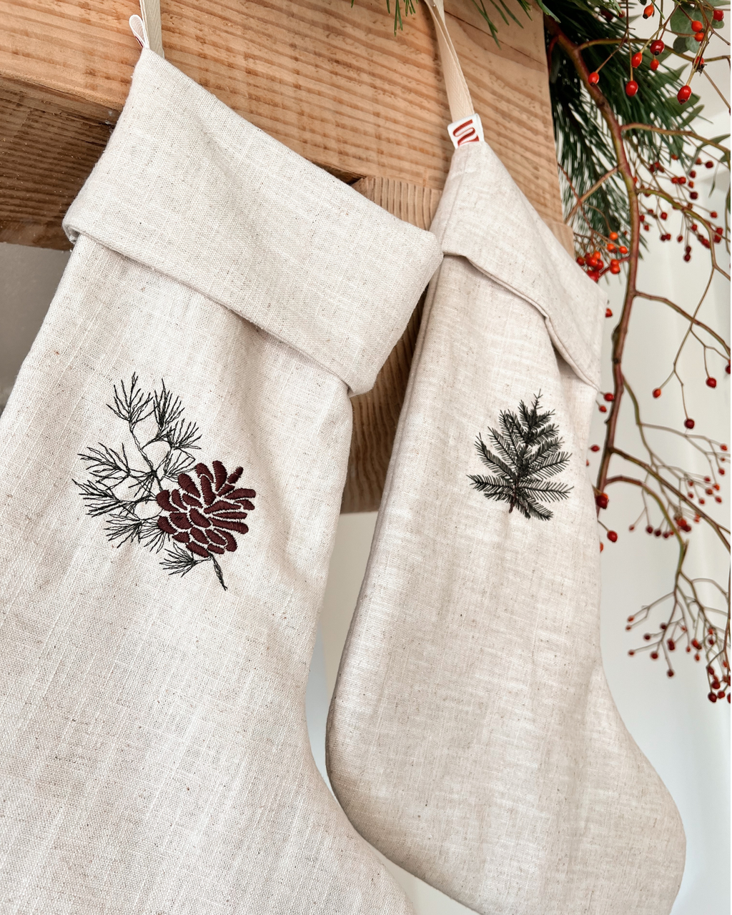 Kerstsokken Linnen gepersonaliseerd met kerstafbeelding aan schouw