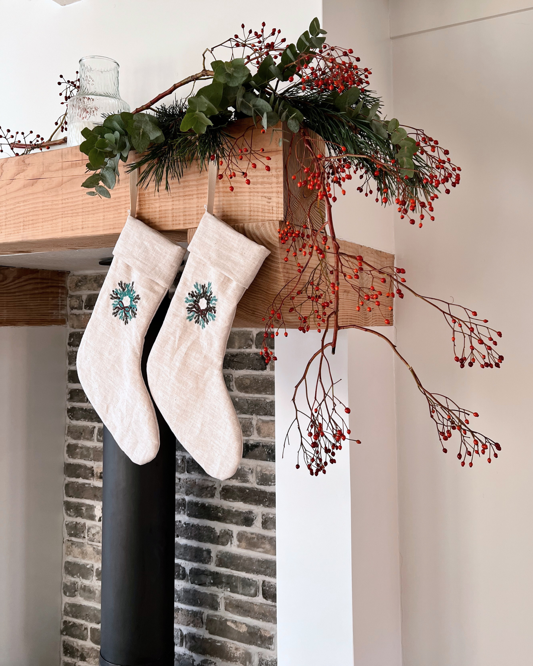 Kerstsokken Linnen gepersonaliseerd met kerstafbeelding aan schouw