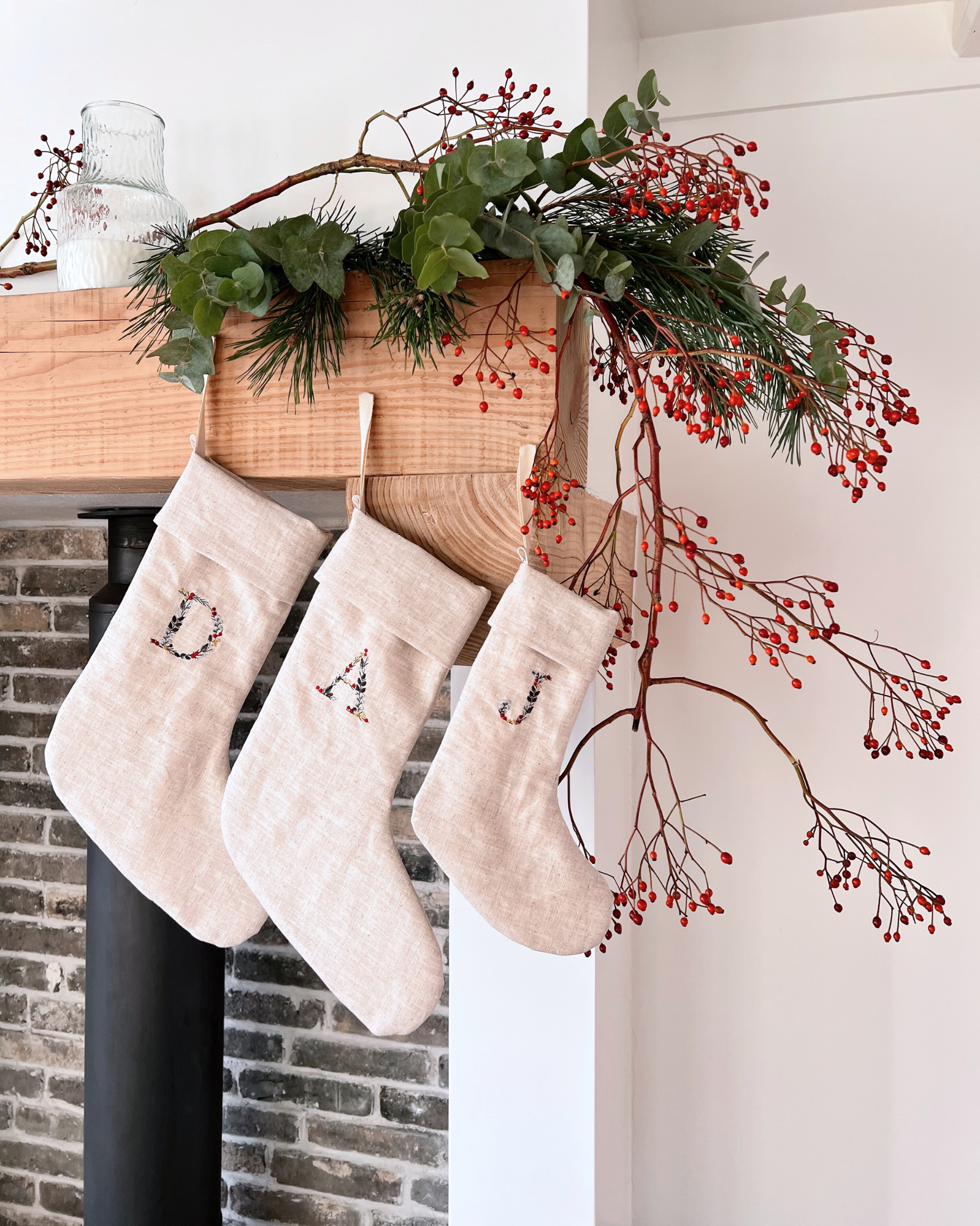 Kerstsokken Linnen gepersonaliseerd met kerstletter aan schouw