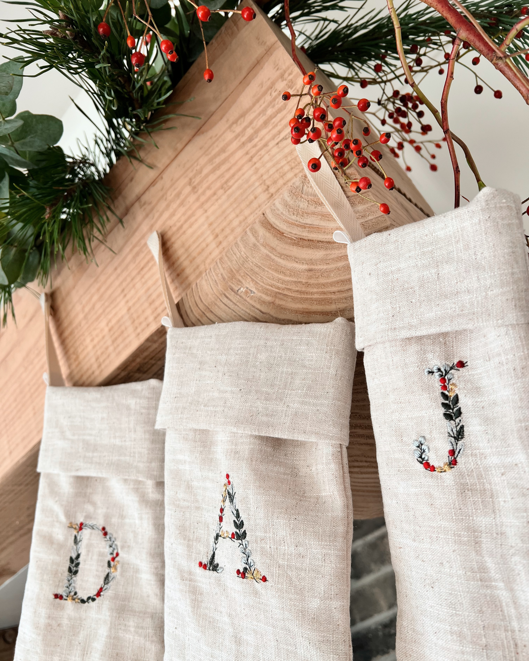 Kerstsokken Linnen gepersonaliseerd met kerstletter aan schouw