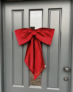 Kerststrik Red Velvet aan voordeur met festive quote geborduurd