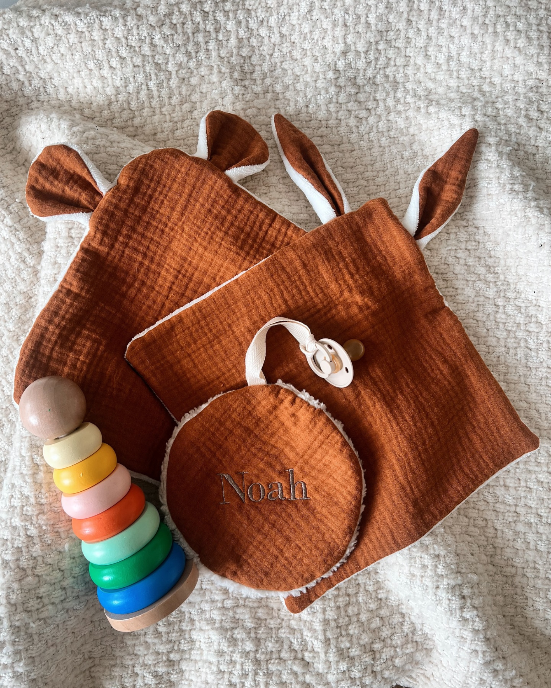 Geborduurde knuffeldoekjes en speendoekje cognac