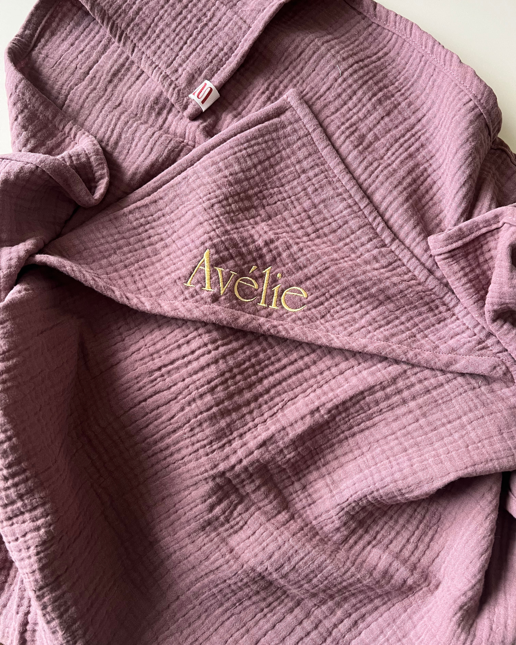 Geborduurde omslagdoek katoen hydrofiel mauve en serif type lettertype