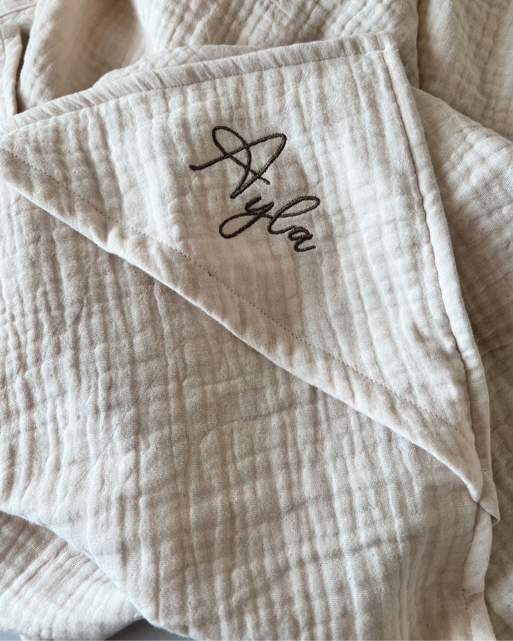 Geborduurde omslagdoek katoen hydrofiel naturel en sierlijk lettertype