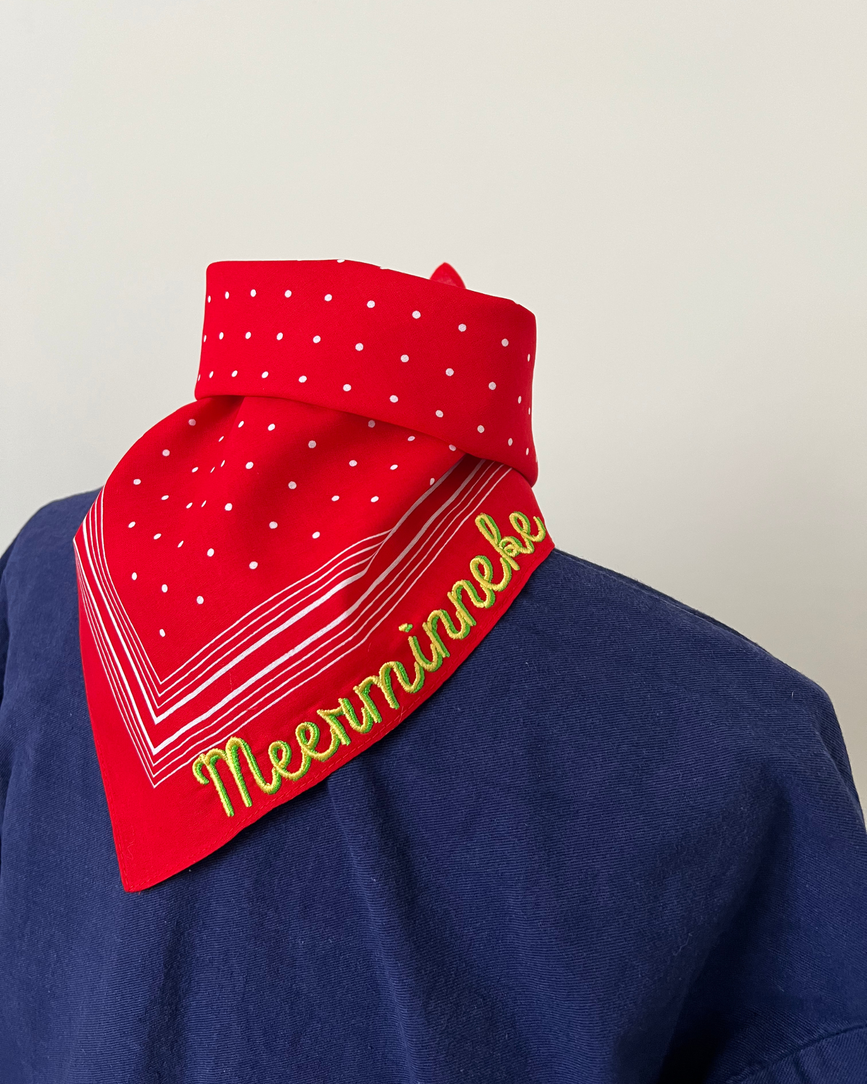 Rode zakdoek met tekst