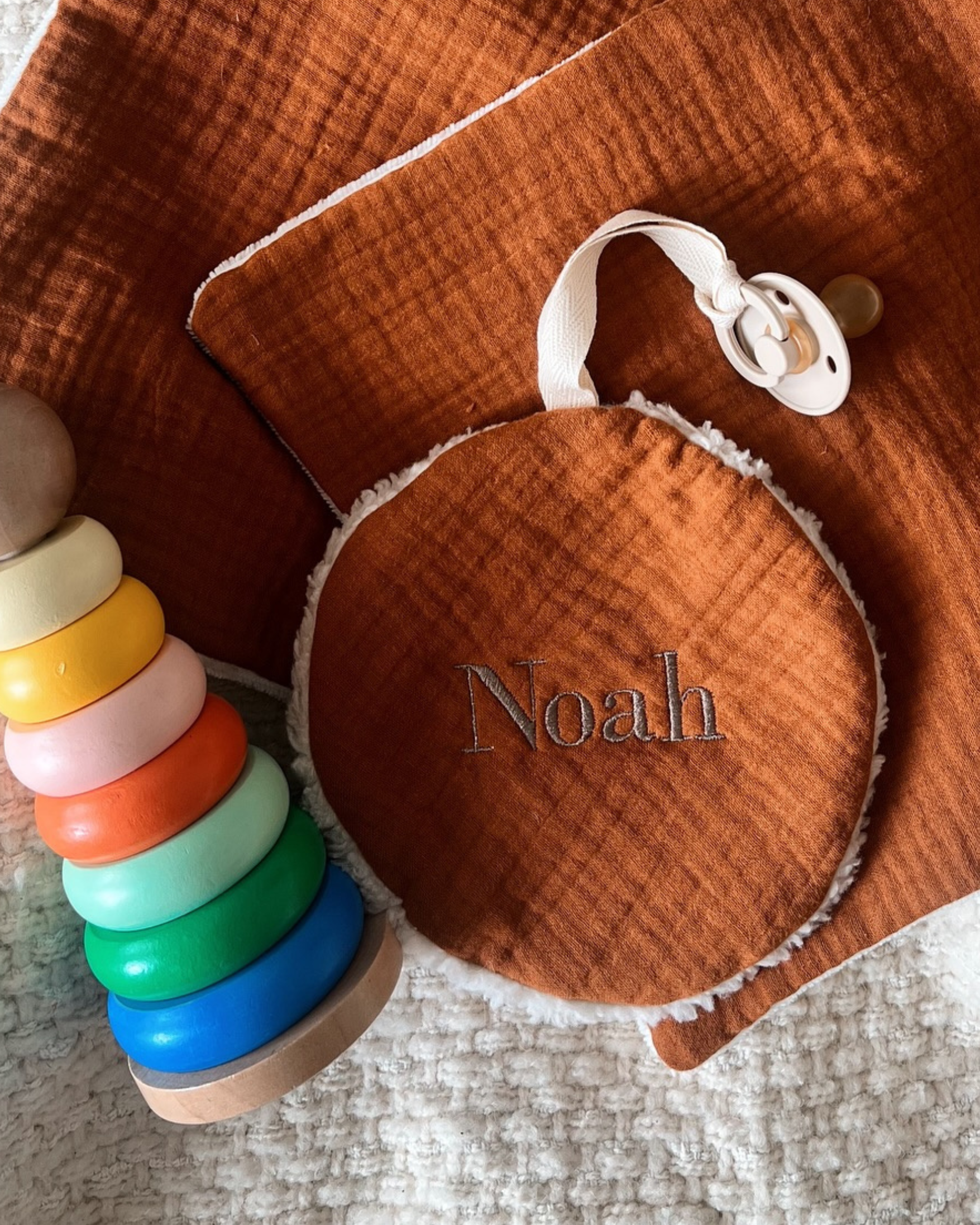 Geborduurd speendoekje teddy/hydrofiel cognac voorkant