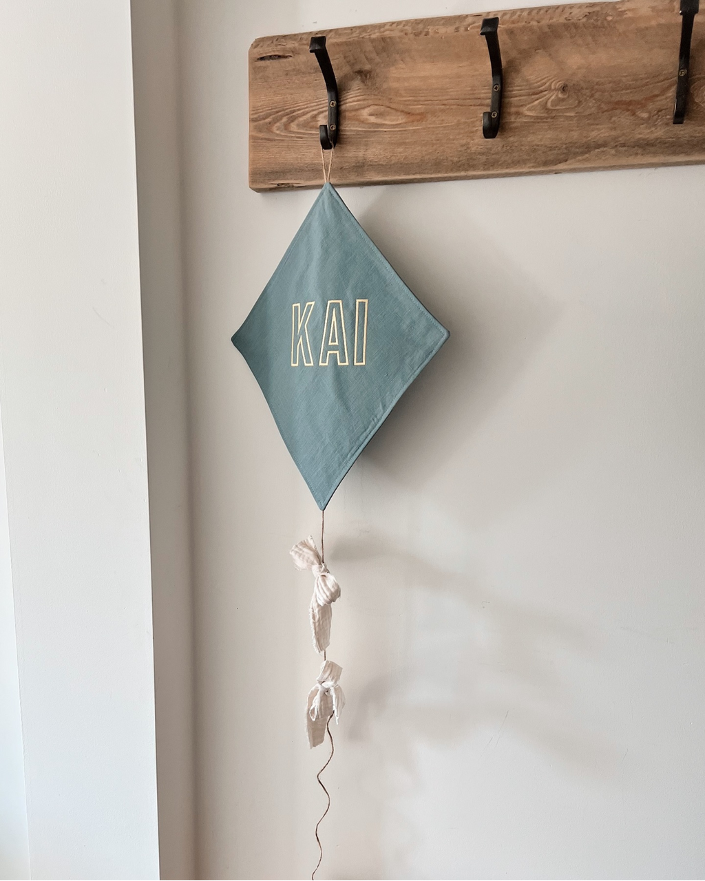 Geborduurde linnen wandhanger vlieger met naam in butter yellow garen