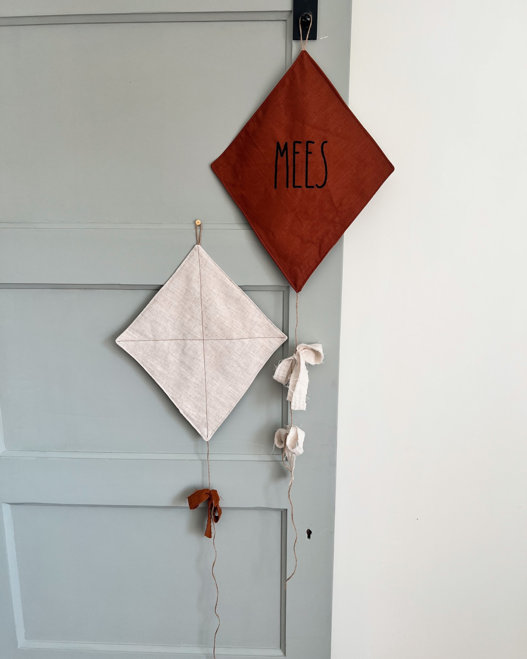 Geborduurde linnen wandhangers vliegers blanco en met naam in farmhouse lettertype