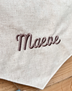 Geborduurde linnen wandhanger met naam in schaduw lettertype