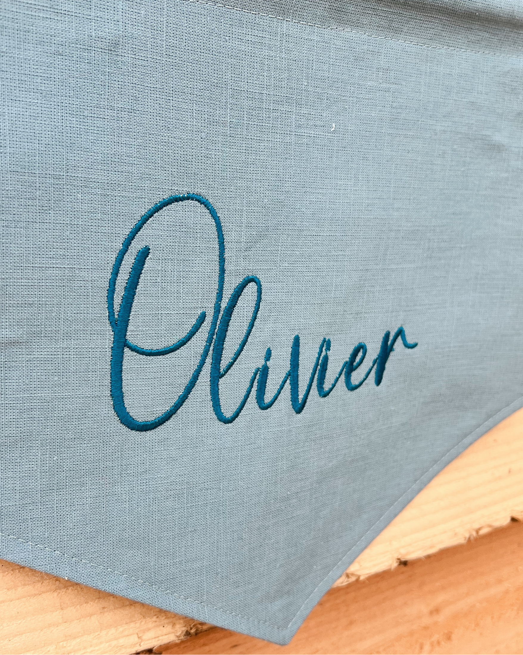 Geborduurde linnen wandhanger met naam in sierlijk letterype