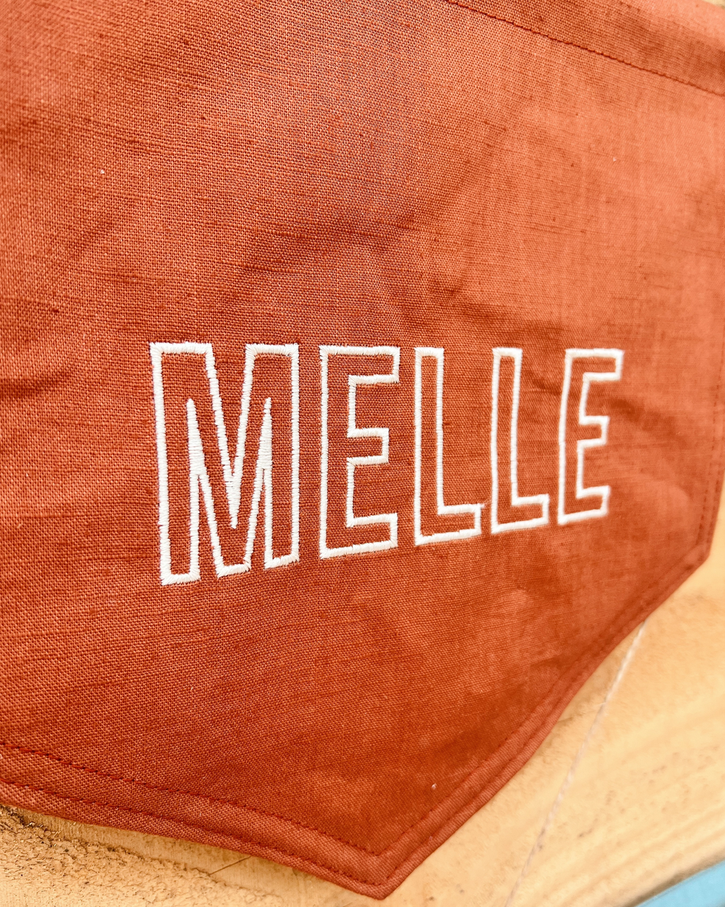 Geborduurde linnen wandhanger met naam in outline lettertype