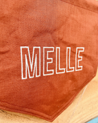 Geborduurde linnen wandhanger met naam in outline lettertype