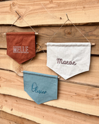 Geborduurde linnen wandhangers met naam in diverse kleuren