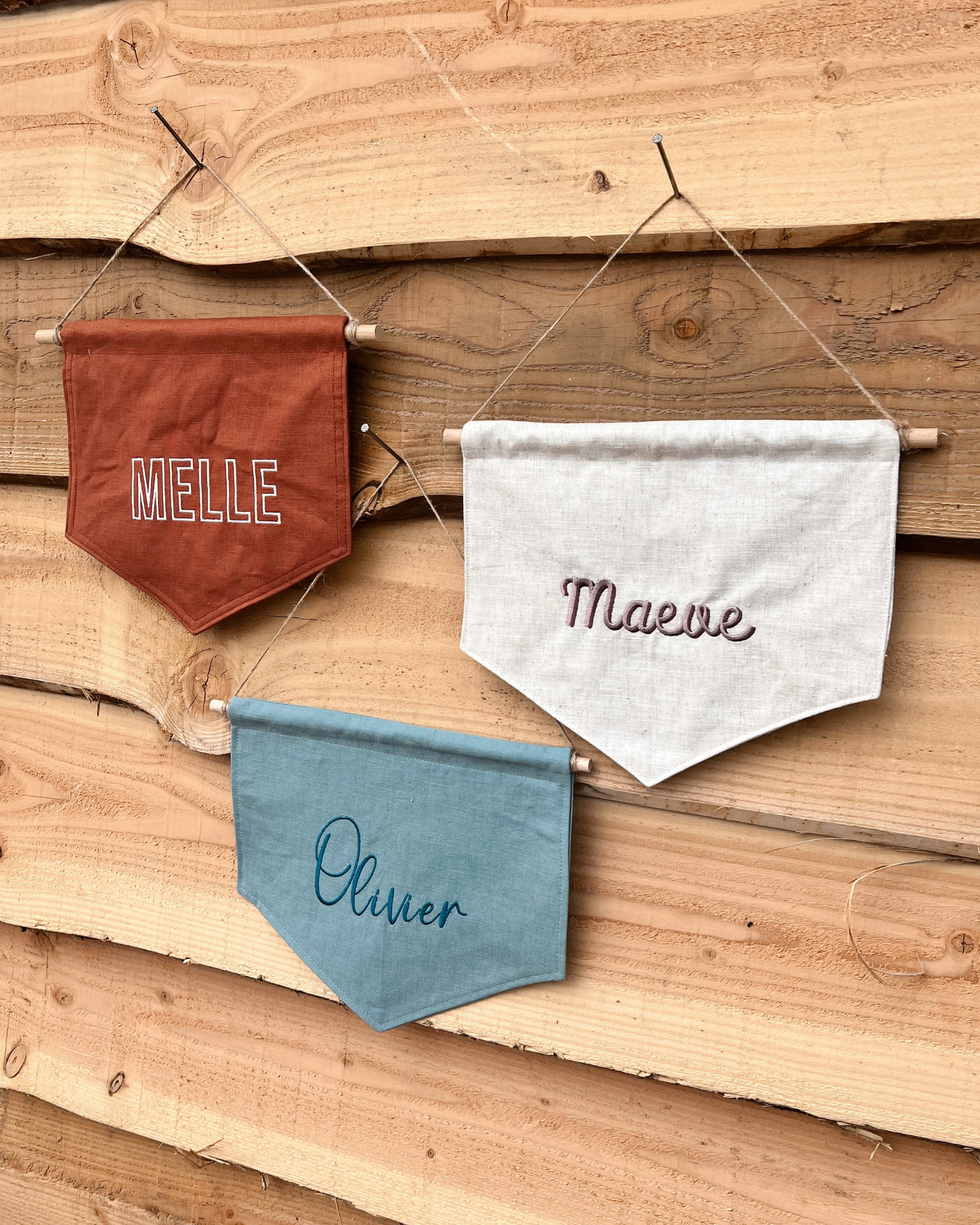 Geborduurde linnen wandhangers met naam in diverse kleuren